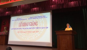 NGƯT.TS. Vũ Thanh Xuân, Phó Giám đốc Học viện Hành chính Quốc gia phát biểu khai giảng khóa học
