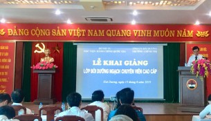 Đồng chí Vũ Văn Sơn, Phó Bí thư Thường trực Tỉnh ủy Hải Dương phát biểu khai giảng lớp học