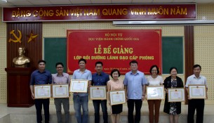TS. Bùi Huy Tùng trao giấy khen cho học viên đạt thành tích cao trong học tập