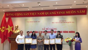 NGƯT.TS. Vũ Thanh Xuân - PGĐ Học viện Hành chính Quốc gia  trao giấy khen cho học viên đạt thành tích xuất sắc và phát biểu bế giảng