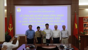 Trao quyết định chuẩn y Chủ tịch Công đoàn Học viện cho đồng chí Bùi Huy Tùng