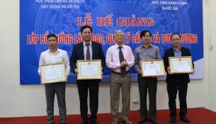 NGƯT.TS. Vũ Thanh Xuân – PGĐ Học viện Hành chính Quốc gia trao giấy khen cho học viên đạt thành tích xuất sắc