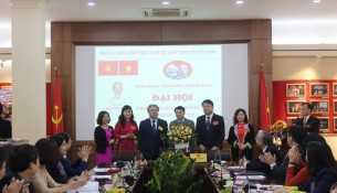 Đồng chí Đặng Xuân Hoan - Bí thư Đảng uỷ, Giám đốc Học viện tặng lẵng hoa chúc mừng Đại hội