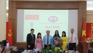 Đồng chí Đặng Xuân Hoan tặng hoa chúc mừng các đồng chí được Đại hội tín nhiệm bầu giữ các chức danh chủ chốt của Chi bộ nhiệm kỳ 2020 - 2022