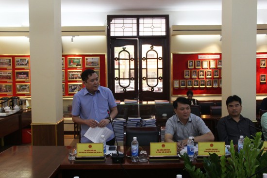 Đồng chí  Lê Anh Tuấn, Phó Viện trưởng Viện Khoa học tổ chức nhà nước  phát biểu góp ý dự thảo Đề án.