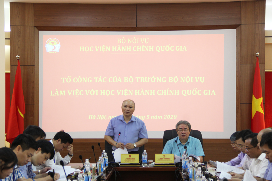 Đồng chí Vũ Đăng Minh, Chánh Văn phòng Bộ Nội vụ, Tổ trưởng Tổ Công tác của Bộ trưởng phát biểu ý kiến tại buổi làm việc