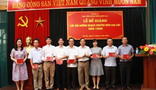 NGƯT. TS. Vũ Thanh Xuân, Phó Giám đốc Học viện trao chứng chỉ cho các học viên