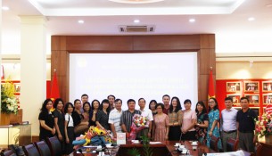 PGS. TS. Hoàng Văn Chức nhận hoa của Lãnh đạo, viên chức và người lao động Học viện