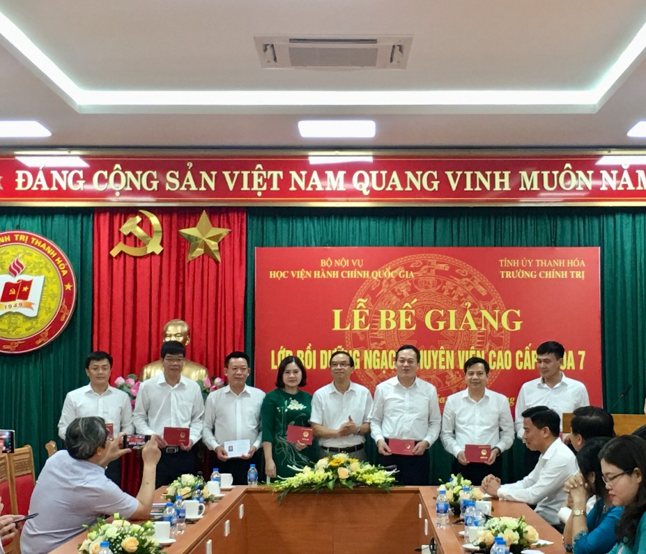 NGƯT.TS. Vũ Thanh Xuân, Phó Giám đốc Học viện Hành chính Quốc gia trao chứng chỉ cho các học viên