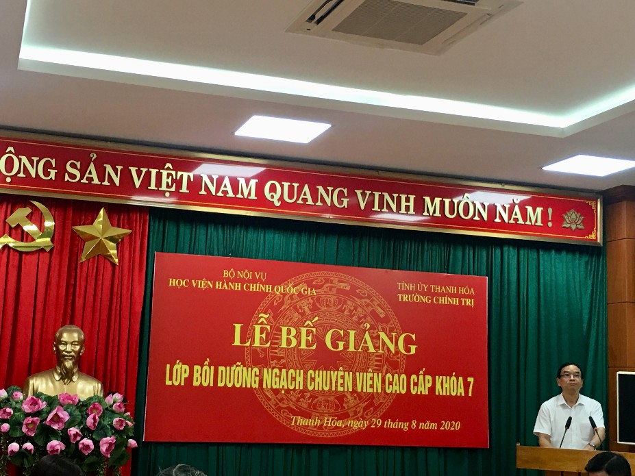 NGƯT.TS. Vũ Thanh Xuân, Phó Giám đốc Học viện Hành chính Quốc gia phát biểu bế giảng khóa học 