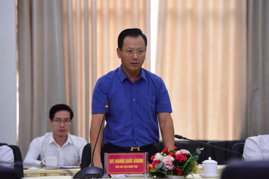 Đồng chí Hoàng Quốc Khánh, Phó Chủ tỉnh Lào Cai báo cáo tình hình phát triển kinh tế - xã hội của tỉnh