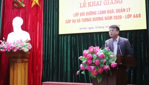 1. TS. Bùi Huy Tùng - Trưởng Ban quản lý Bồi dưỡng, Học viện Hành chính Quốc gia phát biểu khai giảng lớp học