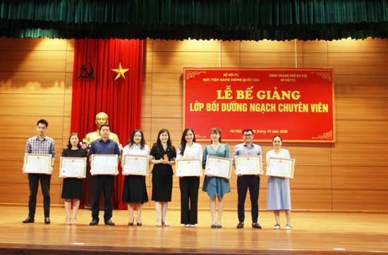 ThS. Lê Phương Thúy, Phó trưởng Ban quản lý bồi dưỡng trao Giấy khen của Giám đốc Học viện cho các học viên