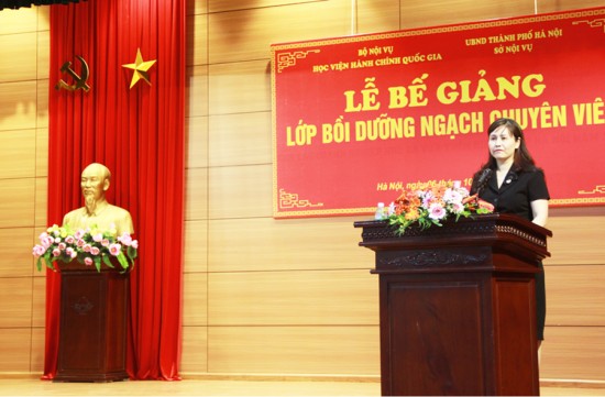 ThS. Lê Phương Thúy, Phó Trưởng Ban Quản lý bồi dưỡng phát biểu tại Lễ Bế giảng