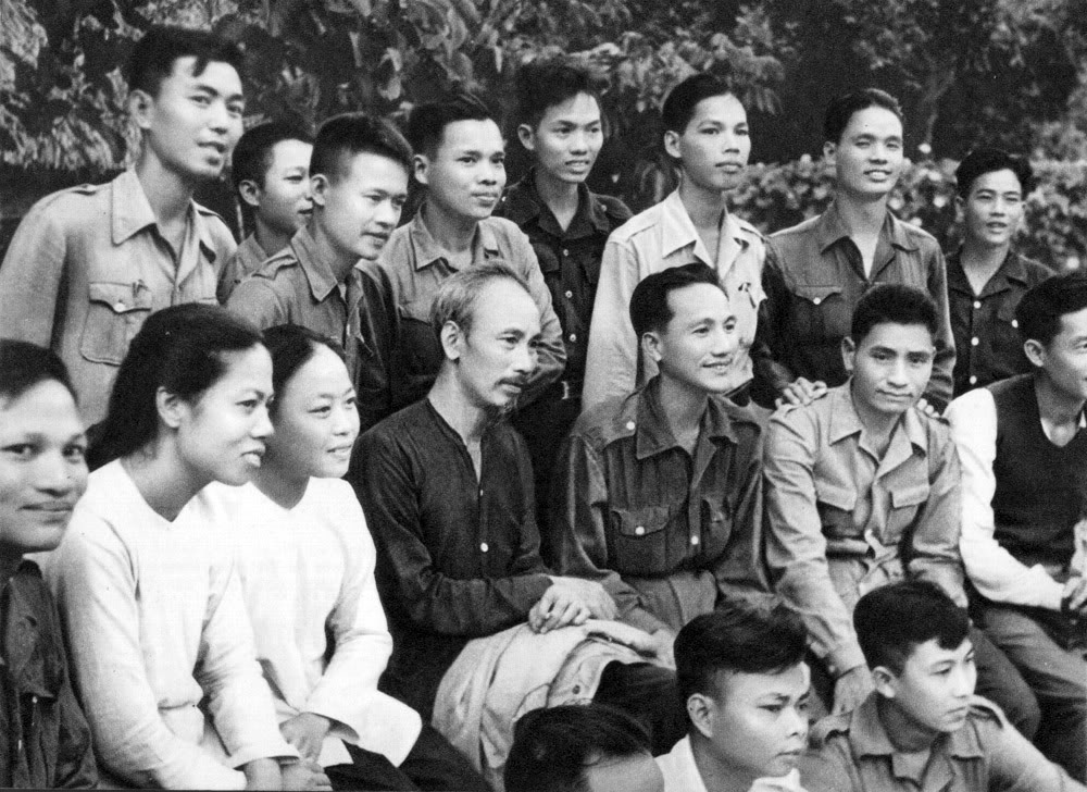Năm 1949, Đoàn đại biểu Nam Bộ từ miền Nam ra thăm miền Bắc đã tới quây quần bên Hồ Chủ tịch.