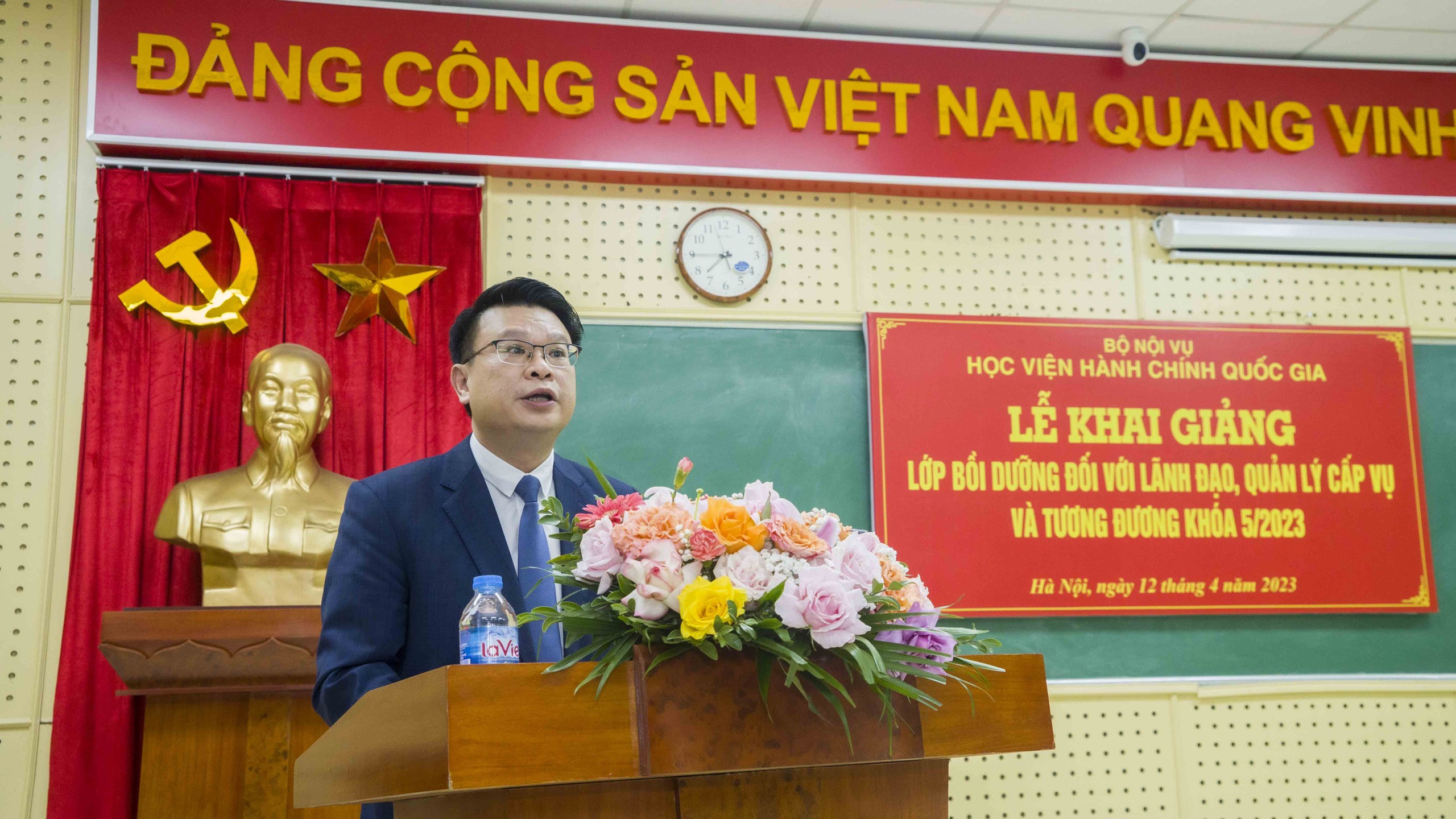 TS. Bùi Huy Tùng – Trưởng ban Quản lý bồi dưỡng công bố quyết định, gửi lời chào mừng đến các đồng chí lãnh đạo, đồng chí học viên