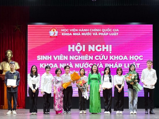 PGS.TS. Trần Thị Diệu Oanh và TS. Nguyễn Thu An  trao giải và giấy chứng nhận cho các nhóm đề tài đạt thành tích cao 
