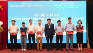 4. TS. Bùi Huy Tùng, Trưởng Ban quản lý bồi dưỡng Học viện Hành chính Quốc gia trao chứng chỉ cho học viên