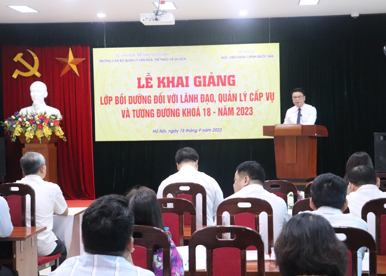 1. TS. Bùi Huy Tùng, Trưởng Ban quản lý bồi dưỡng Học viện Hành chính Quốc gia công bố quyết định tổ chức lớp