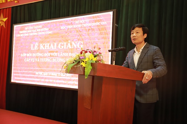 4. TS. Nguyễn Thiện Nam, Hiệu trưởng Trường Đào tạo, bồi dưỡng Cán bộ Công thương Trung ương phát biểu tại buổi lễ